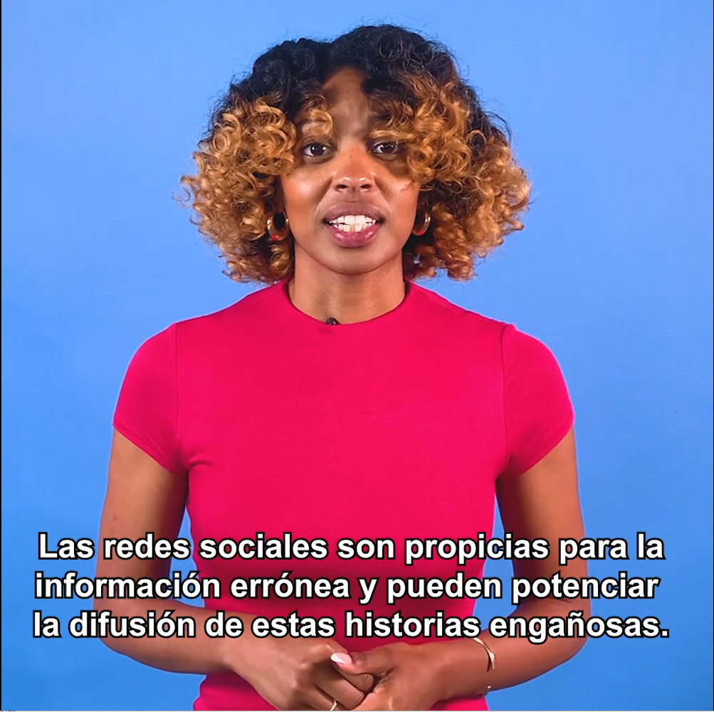 A Black woman speaking and standing against a blue background. Spanish text reads ' Social media is ripe with misinformation and can supercharge the spread of these deceitful stories.'