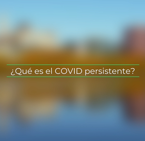 Centered white text that states "What is long COVID?" in Spanish with green top and bottom border over a blurred image of a lake with autumn trees and buildings.