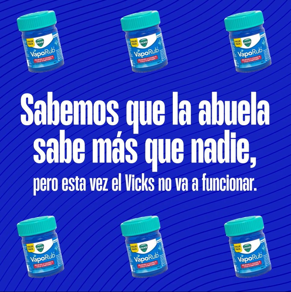 Blue background with three jars of Vicks VapoRub on the top and bottom of image and text in Spanish in white font.